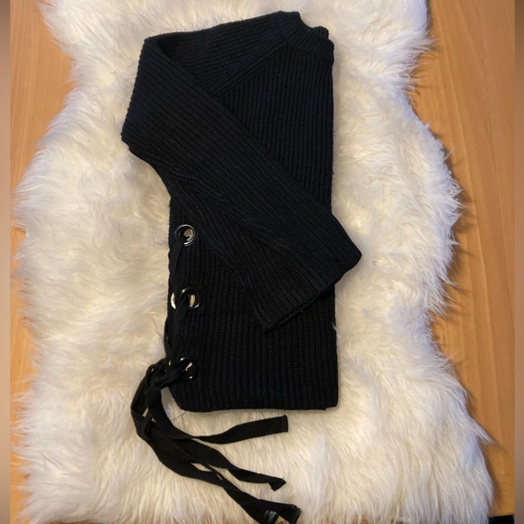 Grommet Crew Neck Sweater, black, size medium - Picture 4 of 9